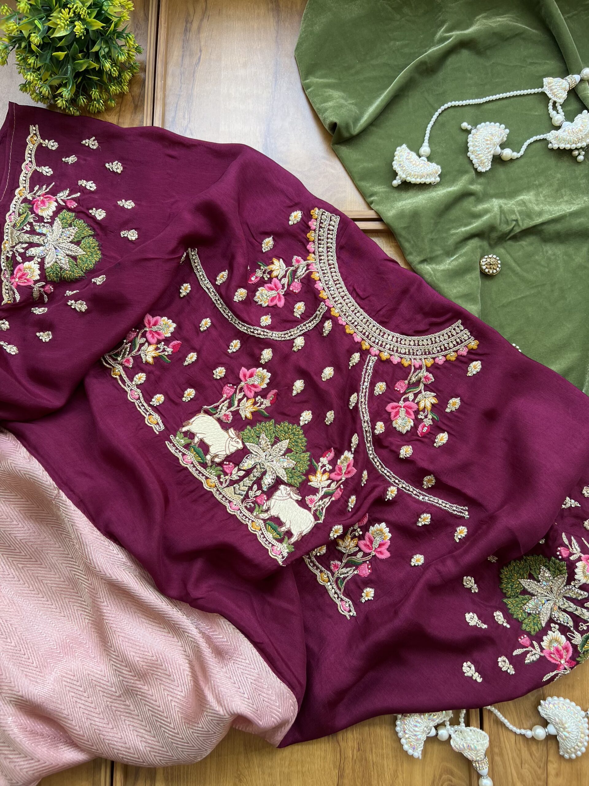 Baby Pink Gold Tone Pure Silk Saree With Vrindavan Scene Artwork - Image 7