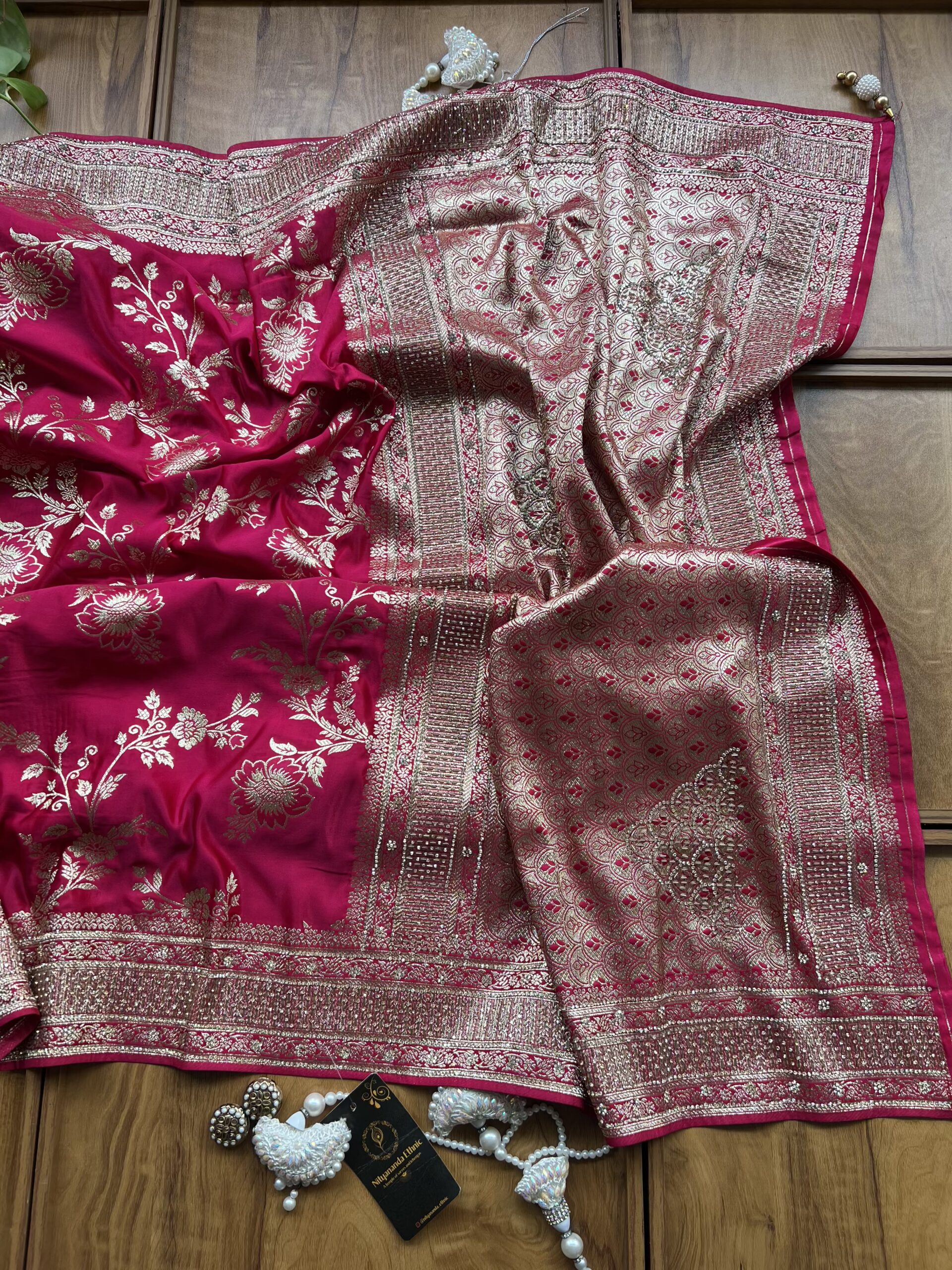 Magenta Satin Silk Woven Khaddi Work 3D Motifs Bel Jaal Saree - Image 5