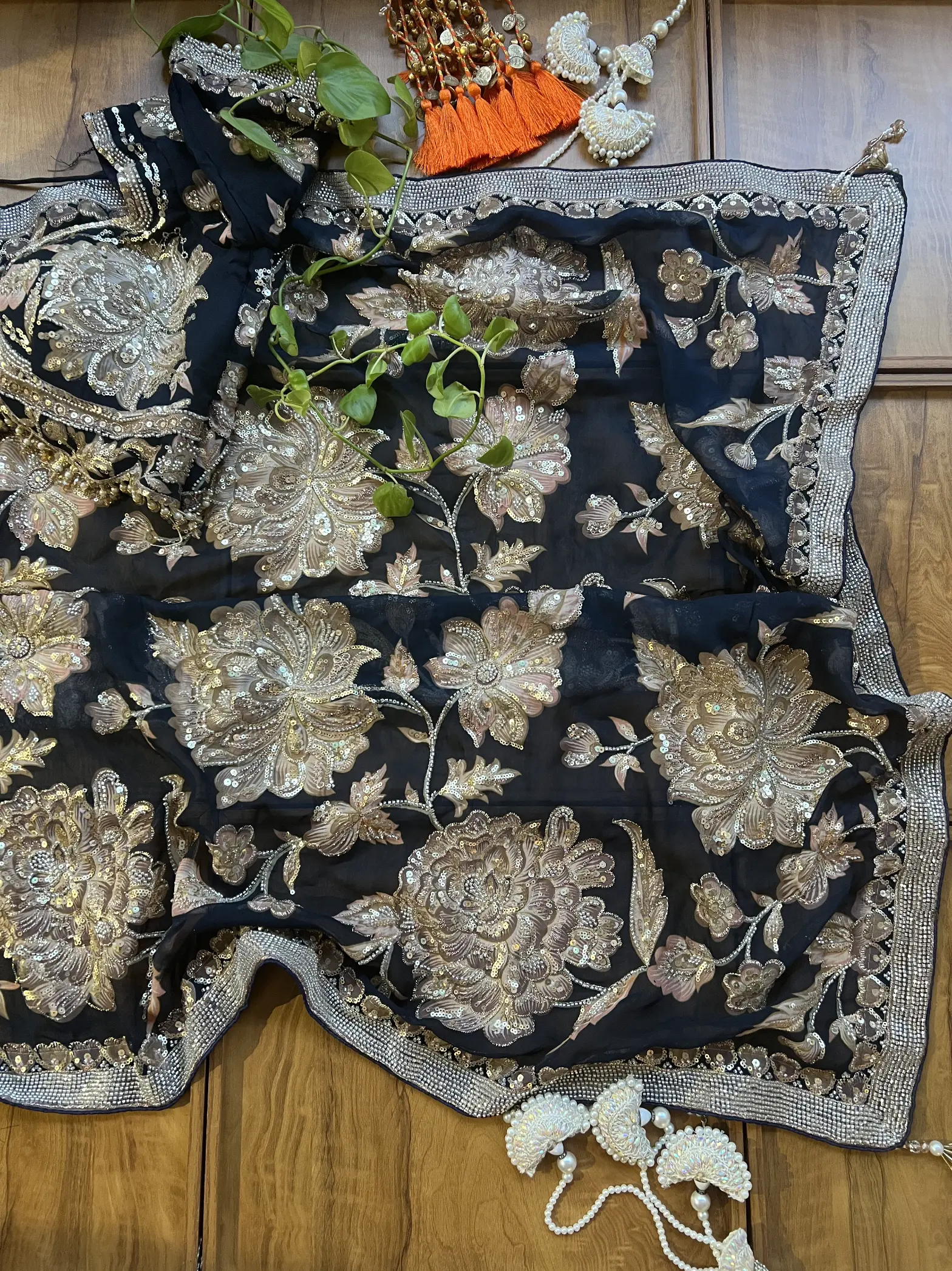 Navy Blue Organza Floral Printed Heavy Bel Jaal Handwork Saree - Image 5