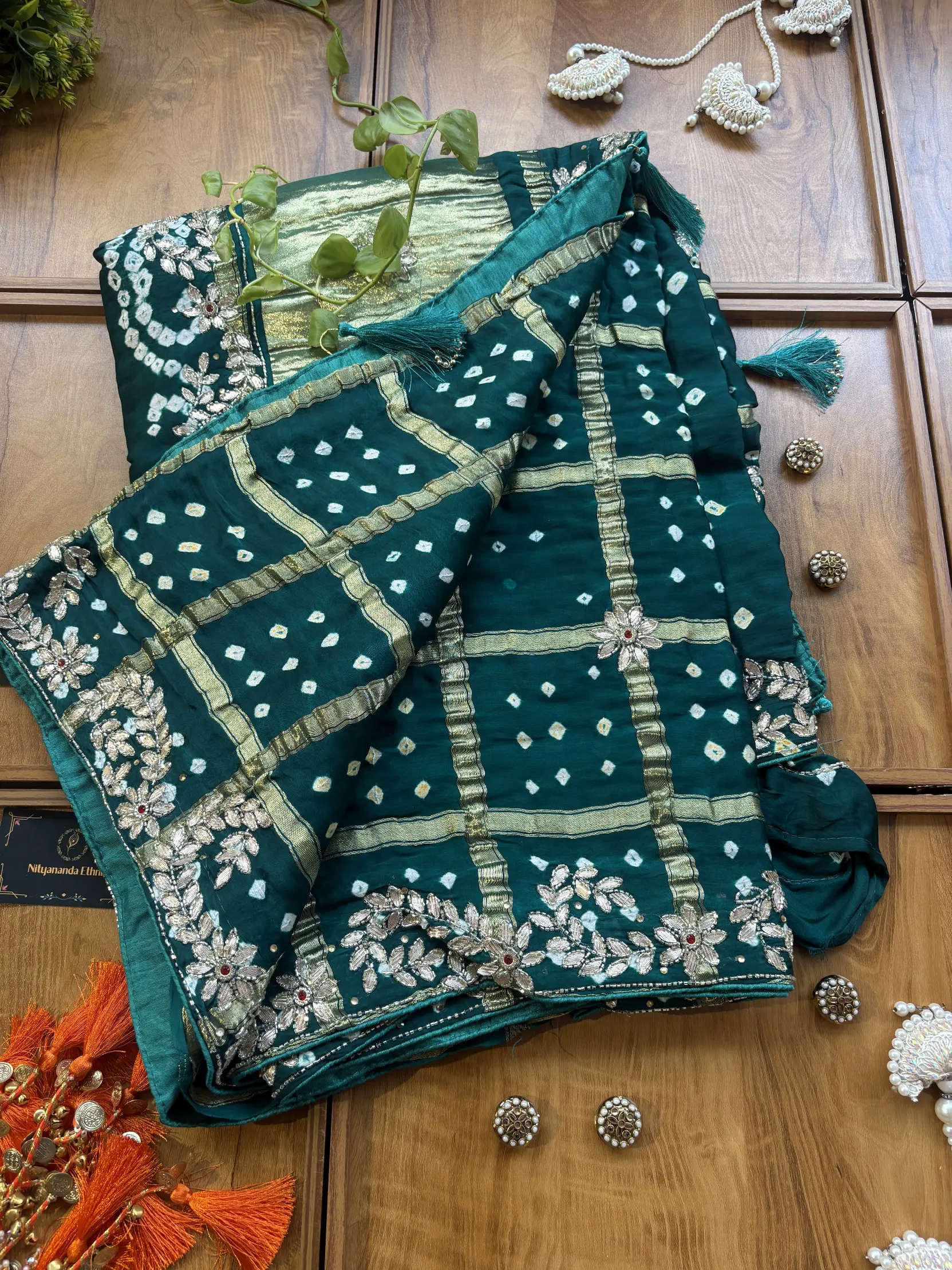 Green Gajji Silk Lakdi Patta Handwork Bandhani Gota Saree - Image 3