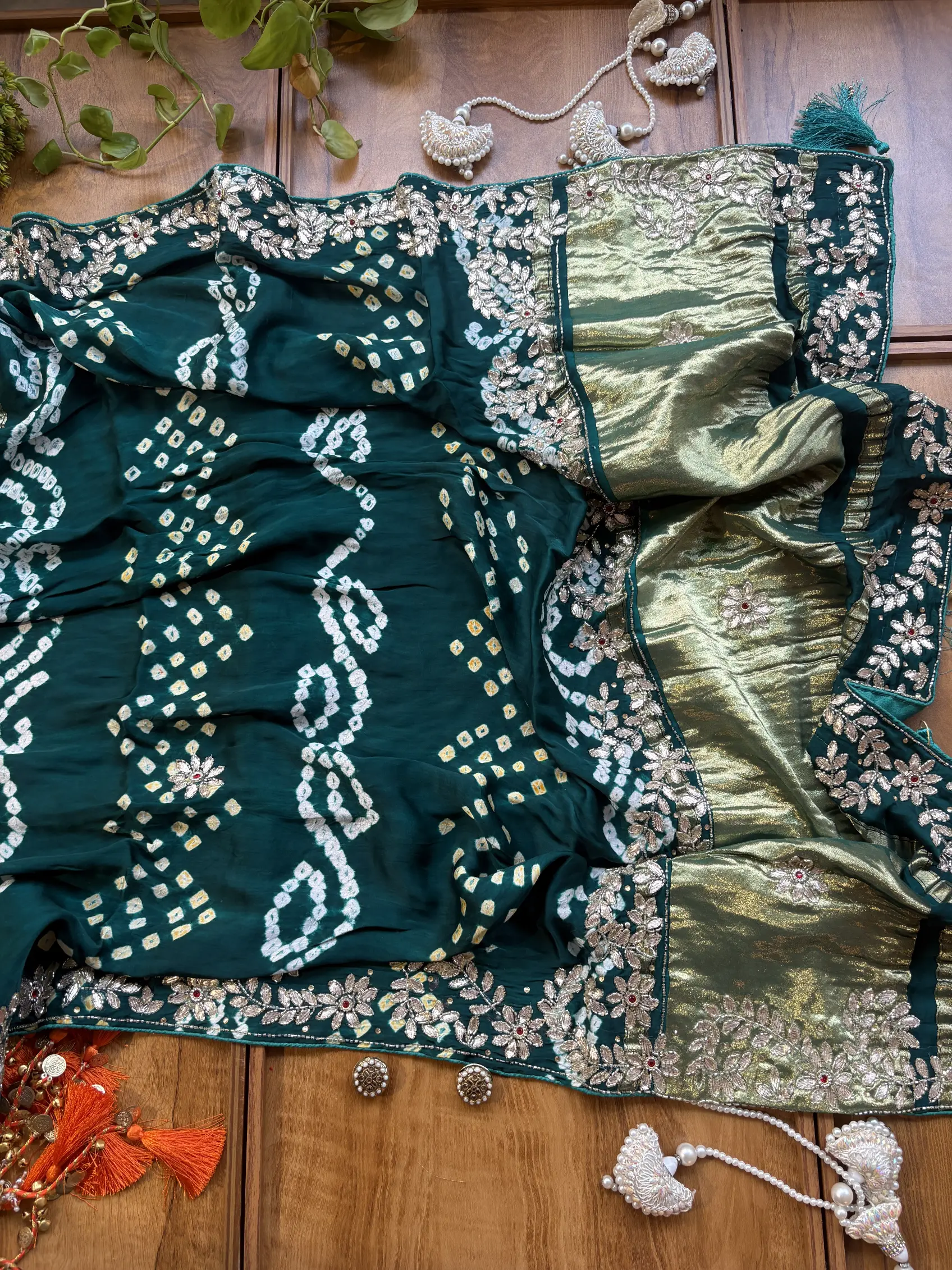 Green Gajji Silk Lakdi Patta Handwork Bandhani Gota Saree - Image 5
