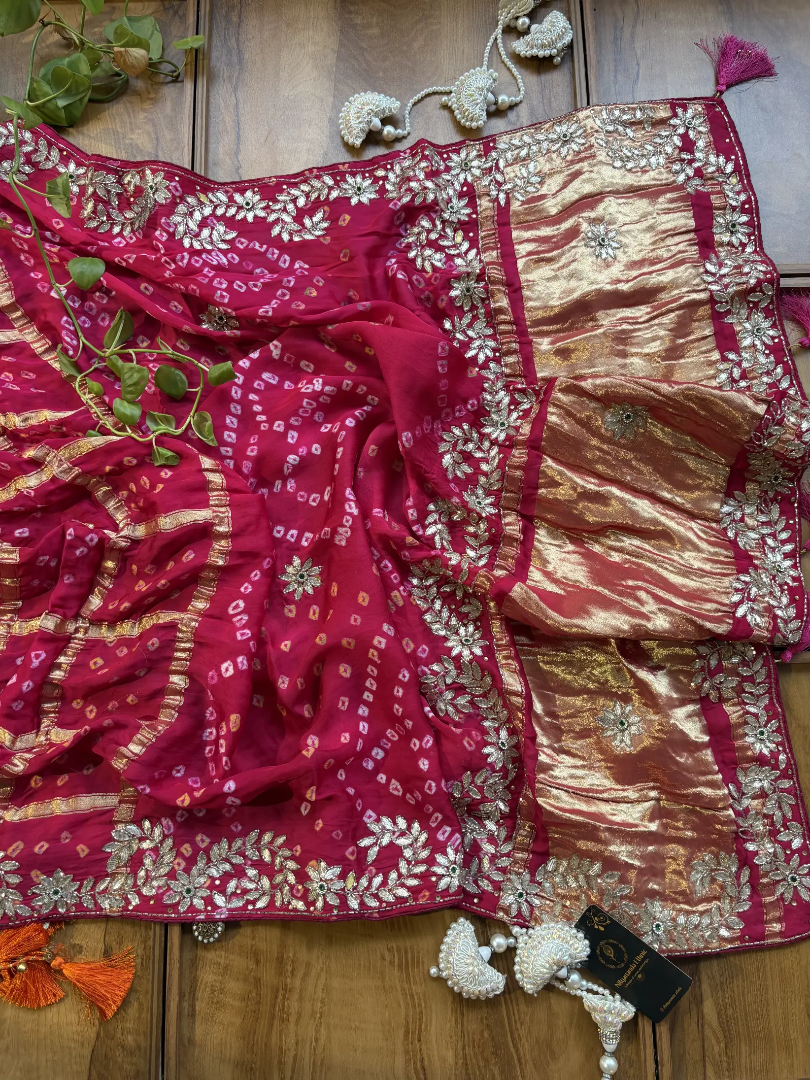 Gajri Gajji Silk Lakdi Patta Handwork Bandhani Gota Saree - Image 4