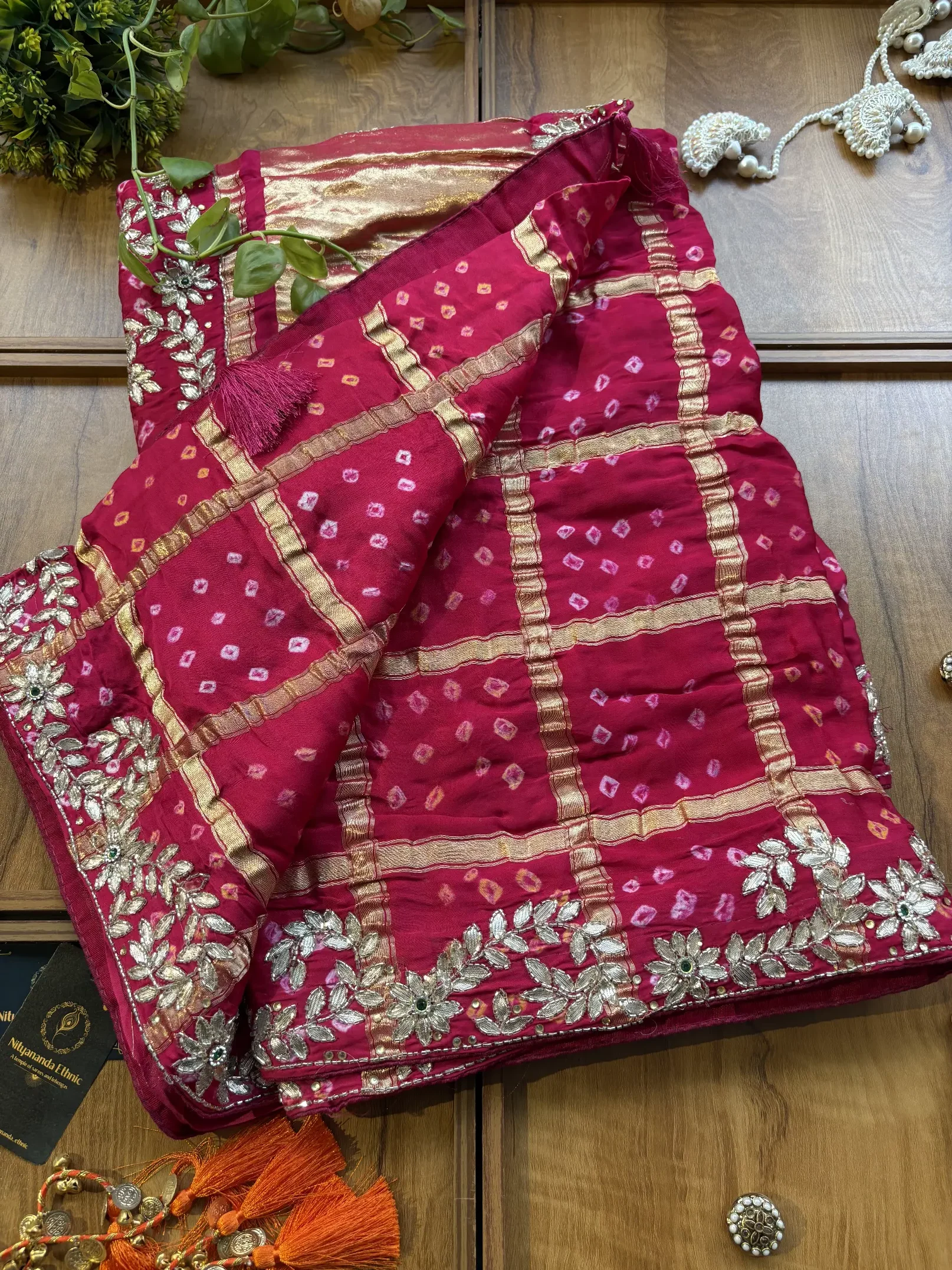 Gajri Gajji Silk Lakdi Patta Handwork Bandhani Gota Saree - Image 3